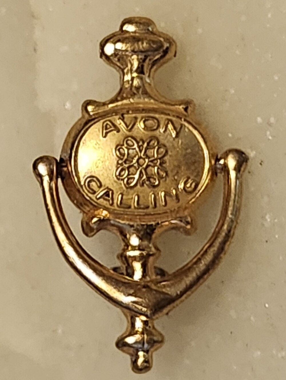 Vtg Avon Gold-Tone 'Avon Calling' Door Knocker Brooch Pin